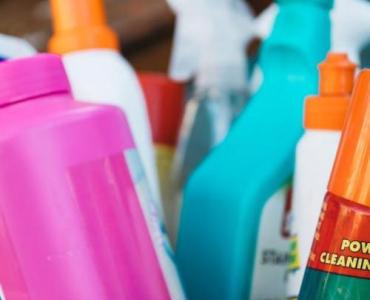 Sprytne przechowywanie środków czystości: bezpieczeństwo, porządek i spokój w Twoim domu