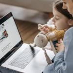 Poza filtrem: odzyskaj rodzicielską pewność siebie w świecie social mediów