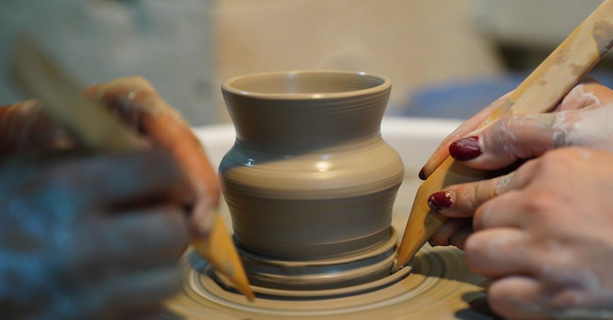 Gliną po uśmiech: rodzinne warsztaty ceramiczne – korzyści, które zostają na lata