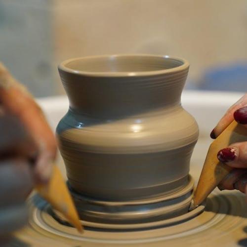Gliną po uśmiech: rodzinne warsztaty ceramiczne – korzyści, które zostają na lata