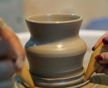 Gliną po uśmiech: rodzinne warsztaty ceramiczne – korzyści, które zostają na lata