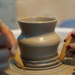 Gliną po uśmiech: rodzinne warsztaty ceramiczne – korzyści, które zostają na lata