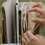 Koniec z papierowym chaosem: sprytne systemy na domowe dokumenty, które naprawdę działają
