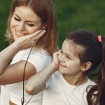 Słuchaj i rośnij: podcasty, które wzmacniają rodziców każdego dnia