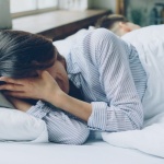 Zmęczone serca: jak brak snu podkopuje rodzinne relacje i jak je odbudować
